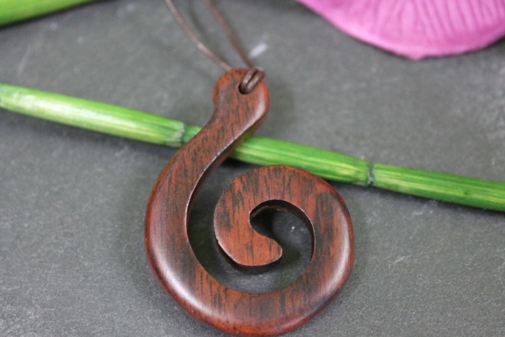 Holzkette mit Anhänger in Spiralform, Lederband, 26-40cm