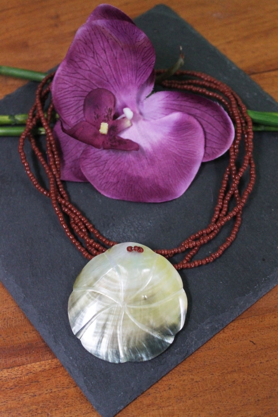 Muschelkette mit Perlmutt-Anhänger und Zierperlen, 25 cm