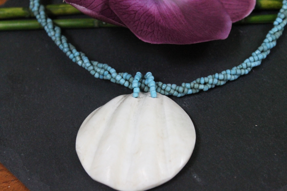 Muschelkette mit Anhänger und Zierperlen, hellblau 28 cm
