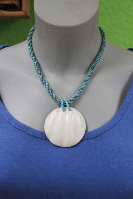 Muschelkette mit Anhänger und Zierperlen, hellblau 28 cm