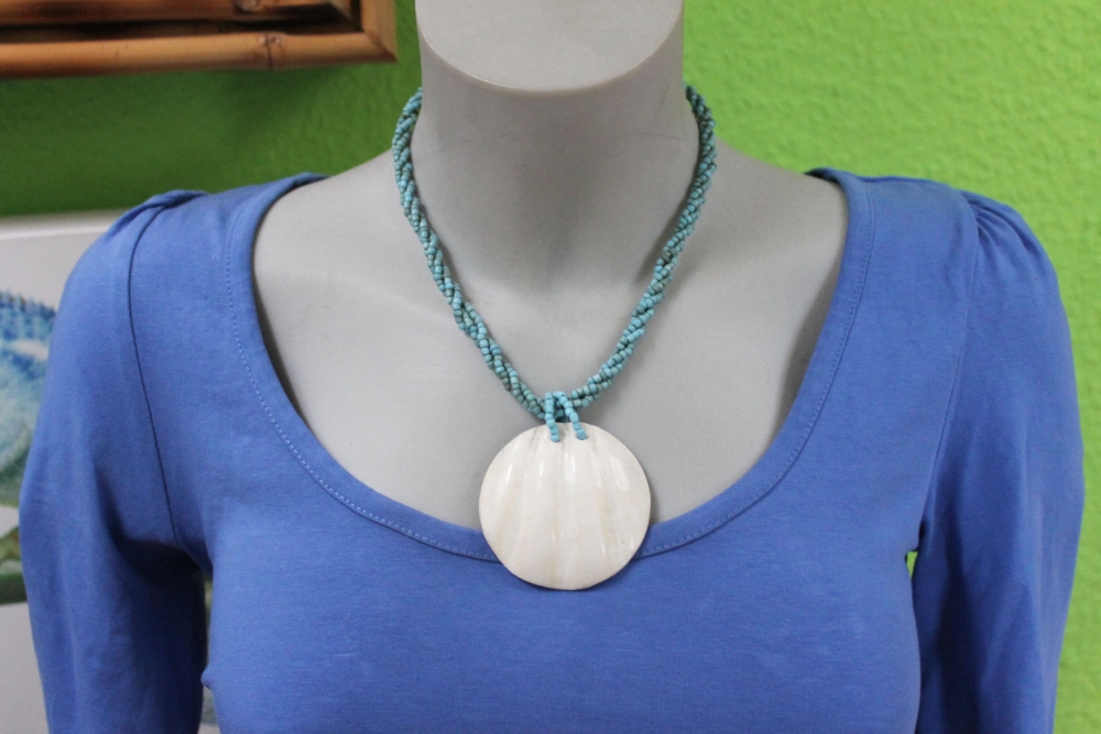 Muschelkette mit Anhänger und Zierperlen, hellblau 28 cm