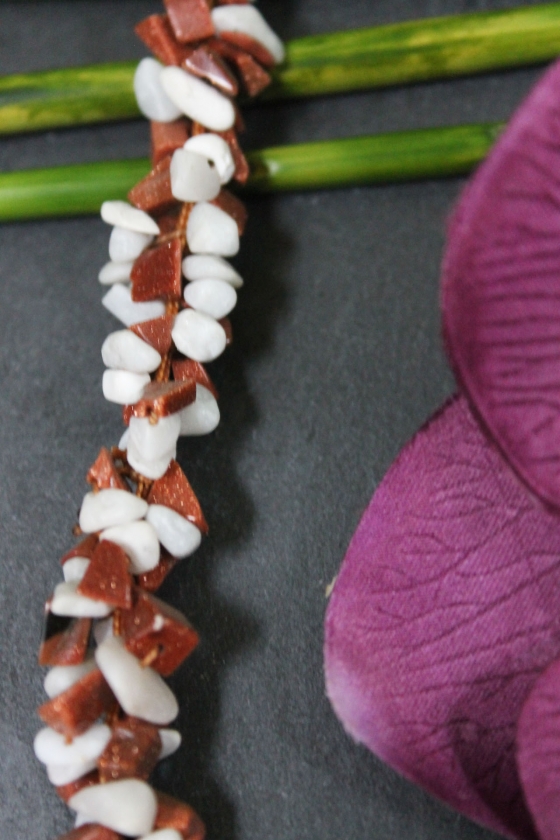 Kette aus Ziersteinen, weiß, braun, 39 cm