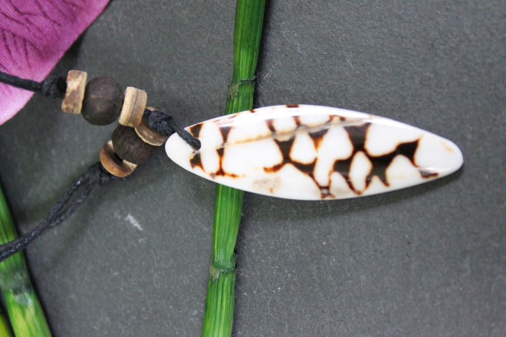 Muschelkette mit Leopardmuschel-Anhänger, Lederband, 26-40cm