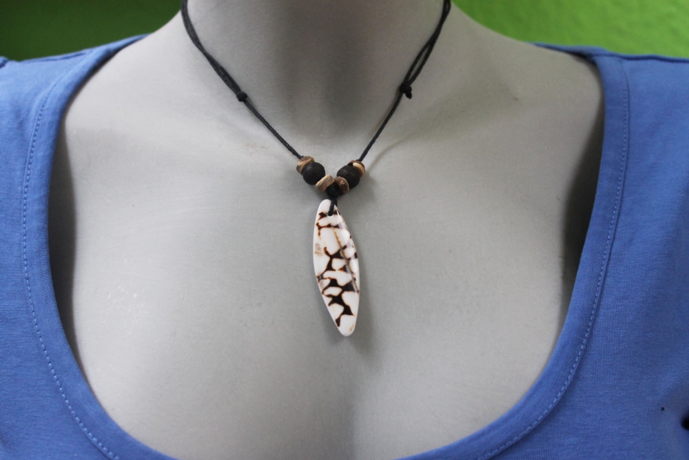 Muschelkette mit Leopardmuschel-Anhänger, Lederband, 26-40cm