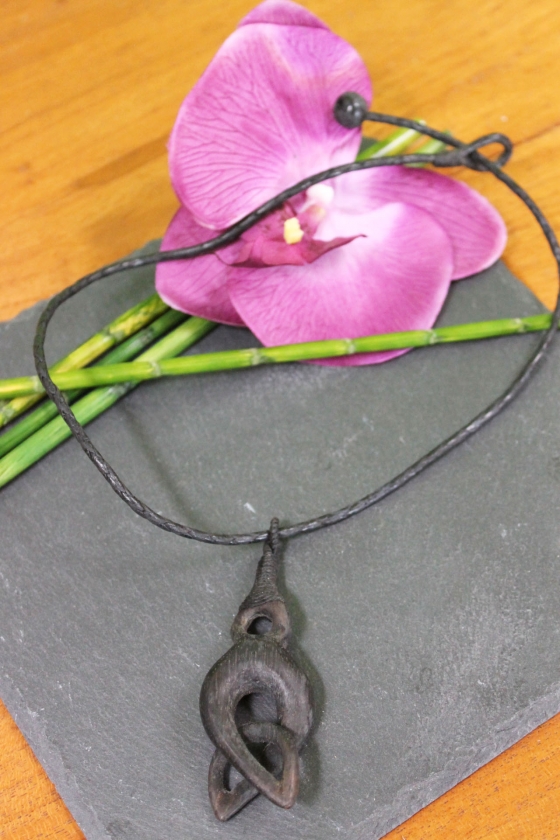 Holzkette mit Anhänger Tribal 3-D-Optik, Lederband, ca. 27cm