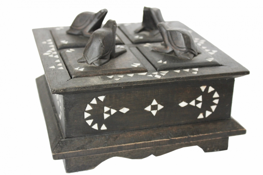 Verzierte Dose aus Mahagoniholz mit Perlmuttintarsien und Schildkröten, 20 cm