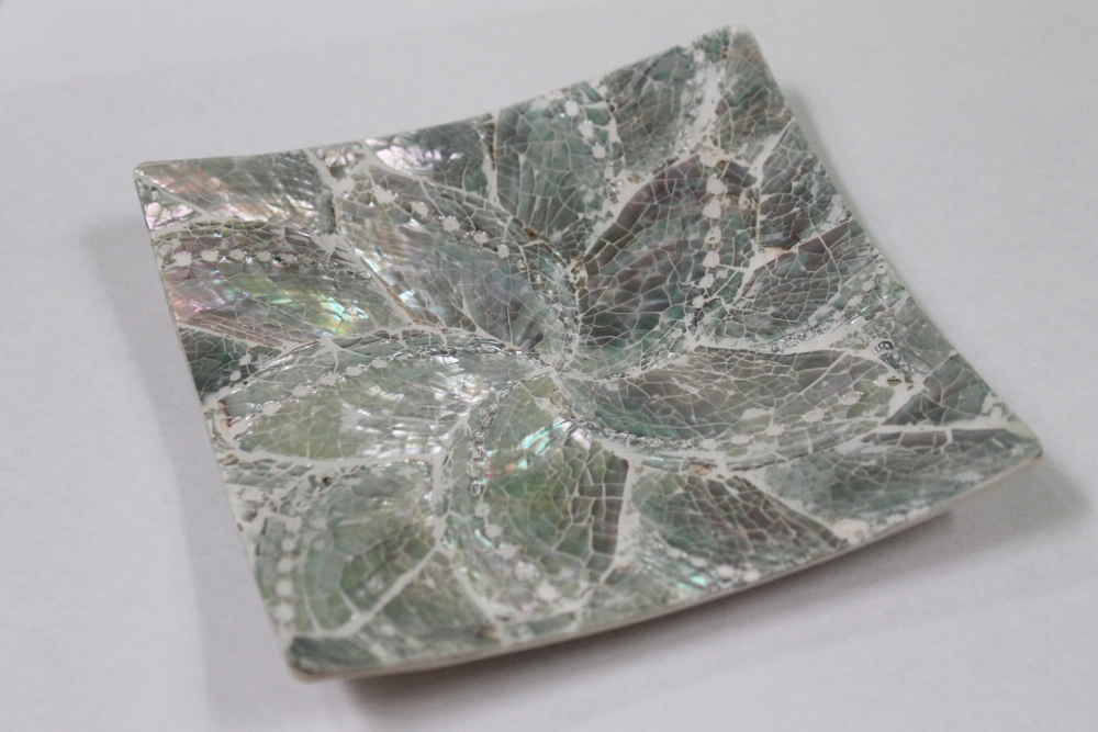 Zarte Dekoschale aus Perlmutt quadratisch - 23 cm