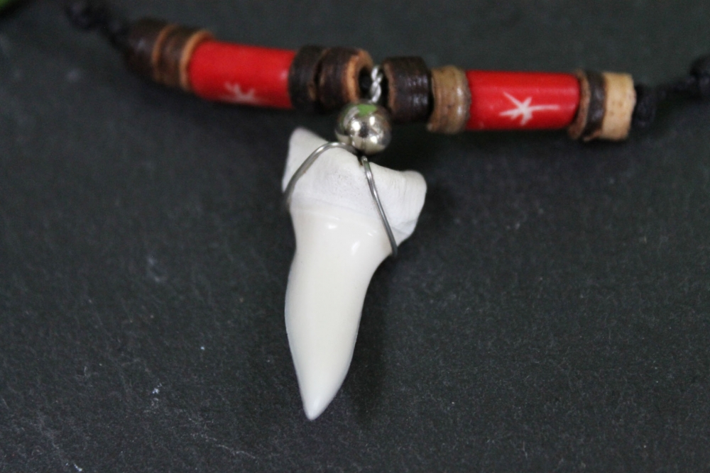 Haizahn-Kette mit Kokosnuss und Holzperlen, 27-40cm