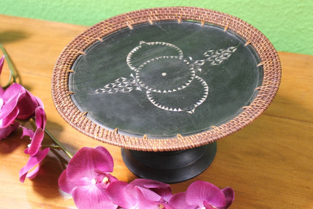 Exotische Dekoschale aus Holz mit Perlmutt und Rattan - 30 cm