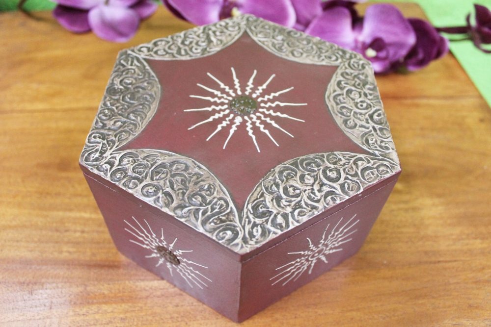 Verzierte Holzbox mit Klappdeckel, braun, sechseckig, handbemalt, 19 cm