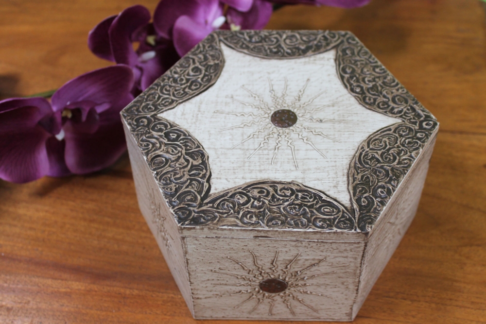 Verzierte Holzbox mit Klappdeckel im Antiklook, weiß, sechseckig, handbemalt, 19 cm