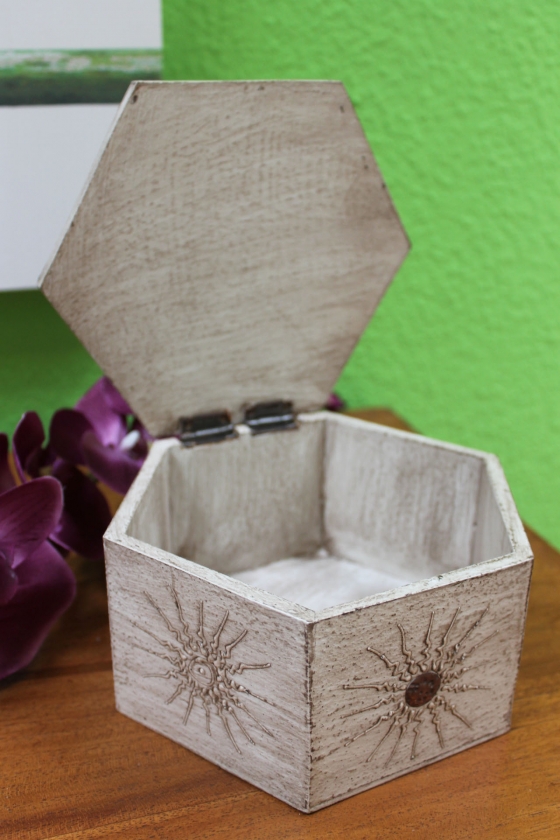Verzierte Holzbox mit Klappdeckel im Antiklook, weiß, sechseckig, handbemalt, 19 cm