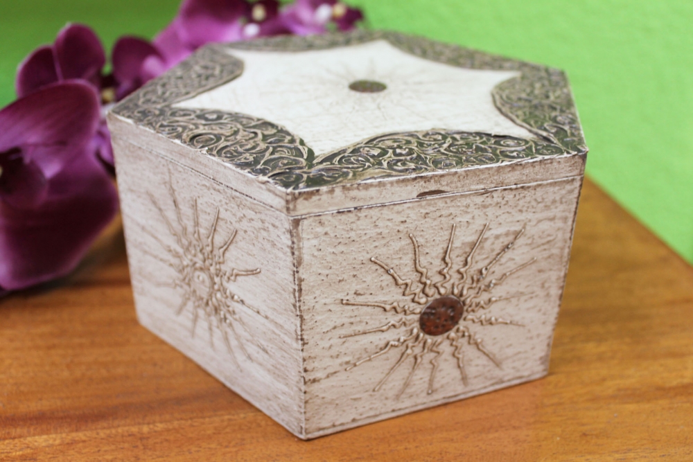 Verzierte Holzbox mit Klappdeckel im Antiklook, weiß, sechseckig, handbemalt, 19 cm