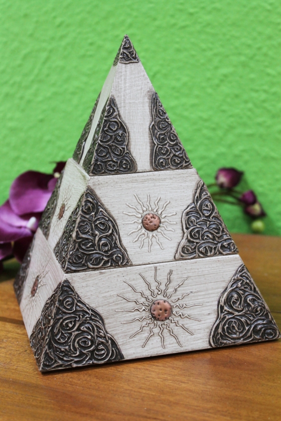 Verzierte Schmuckdose Pyramide weiß 3-teilig aus Holz, handbemalt 30 cm