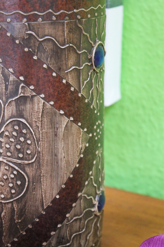 Originelle Terrakotta-Vase mit Ziersteinen - 26cm