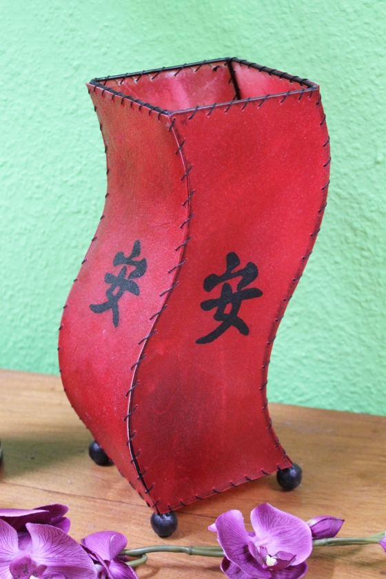 Exotische Lederlampe mit Schriftzeichen rot 30cm
