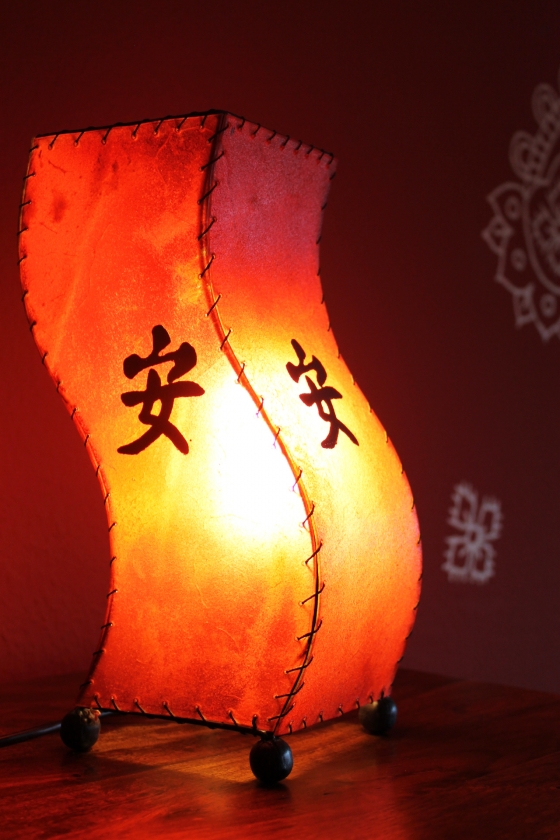 Exotische Lederlampe mit Schriftzeichen rot 30cm