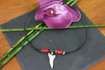 Haizahn-Kette mit Kokosnuss und Holzperlen, 27-40cm